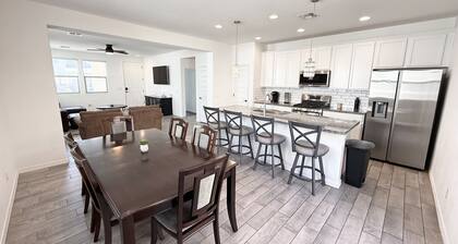 Modern Home Pool / Fire Pit / Near Lake & Stadium