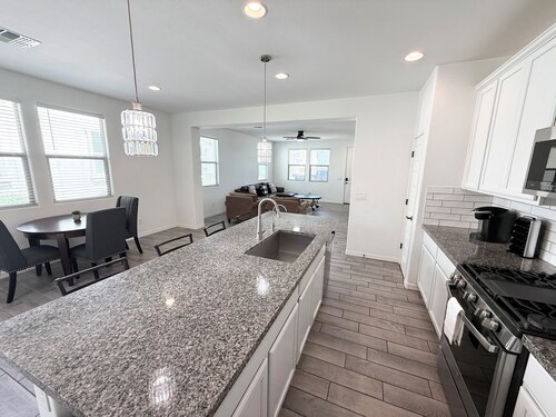 Modern Home Pool / Fire Pit / Near Lake / Stadium