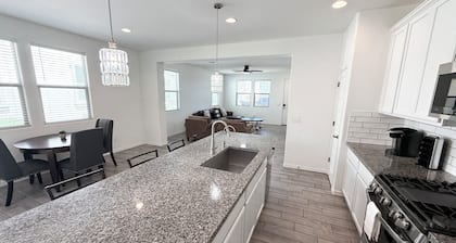 Modern Home Pool / Fire Pit / Near Lake / Stadium