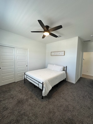 2 soverom, skrivebord, strykejern/-brett og wi-fi