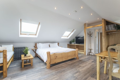 高级套房, 2 间卧室, 冰箱和微波炉 | 埃及棉床单、高档床上用品、羽绒被、加厚床垫