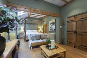 Egyptian cotton sheets, premium bedding, down duvets, pillow-top beds - Stable Lodge Boutique B&B (Cheltenham)