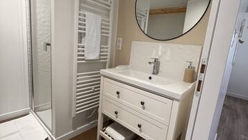 Een haardroger, handdoeken