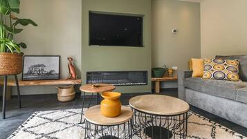 Smart TV, fireplace, stereo