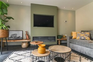 Smart TV, fireplace, stereo