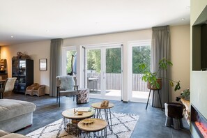 Smart-TV, Kamin, Stereoanlage