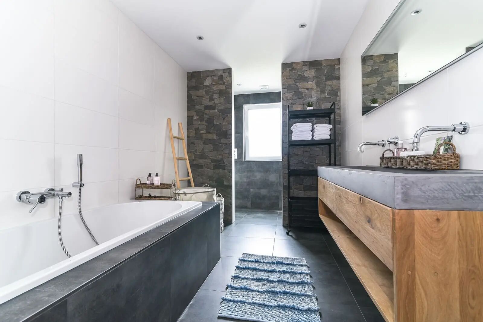 Dusche, kostenlose Toilettenartikel, Haartrockner, Bademäntel