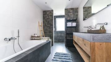 Dusche, kostenlose Toilettenartikel, Haartrockner, BademÀntel