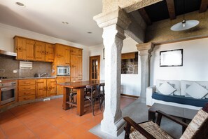 Frigorífico, microondas, horno y tostadora