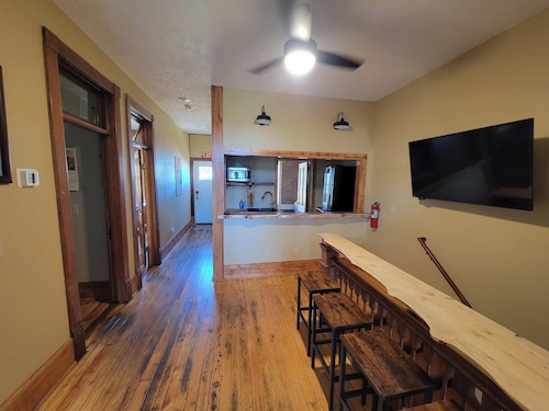 Experience history of brothel, 4 bedrooms, 6 min from attractions. Pets friendly