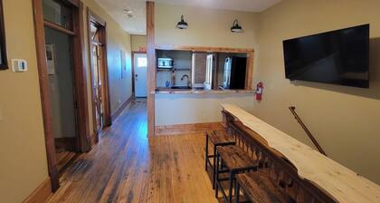 Experience history of brothel, 4 bedrooms, 6 min from attractions. Pets friendly