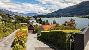 Property grounds - Lakefront Cottage Lakeview (Queenstown)