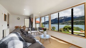 Living area - Lakefront Cottage Lakeview (Queenstown)