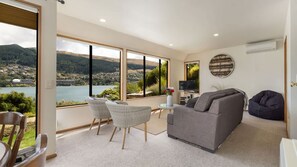Living area - Lakefront Cottage Lakeview (Queenstown)