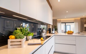 Een koelkast, een oven, een vaatwasser, een koffiezetapparaat/waterkoker