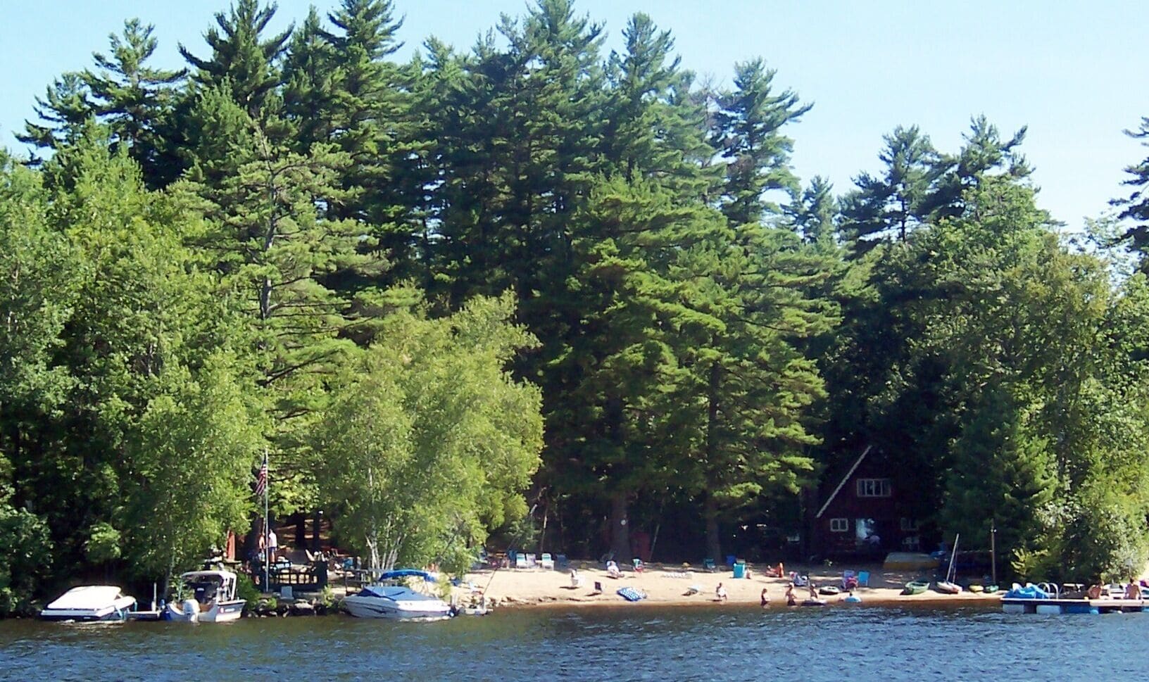 Lake Winni 2 BR- short stroll to large sandy beach shared with 16 other cottages