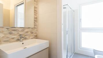 Shower, free toiletries, hair dryer, bidet