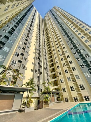 Pool - Condo in GMA Quezon City w/ Videoke & Parking (Quezon City)