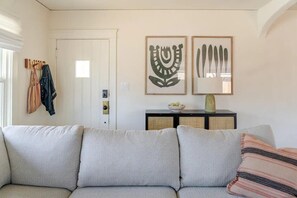 Smart TV, books, stereo