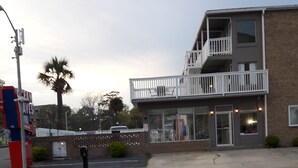 Exterior - Ocean Waves Hotel (Myrtle Beach)