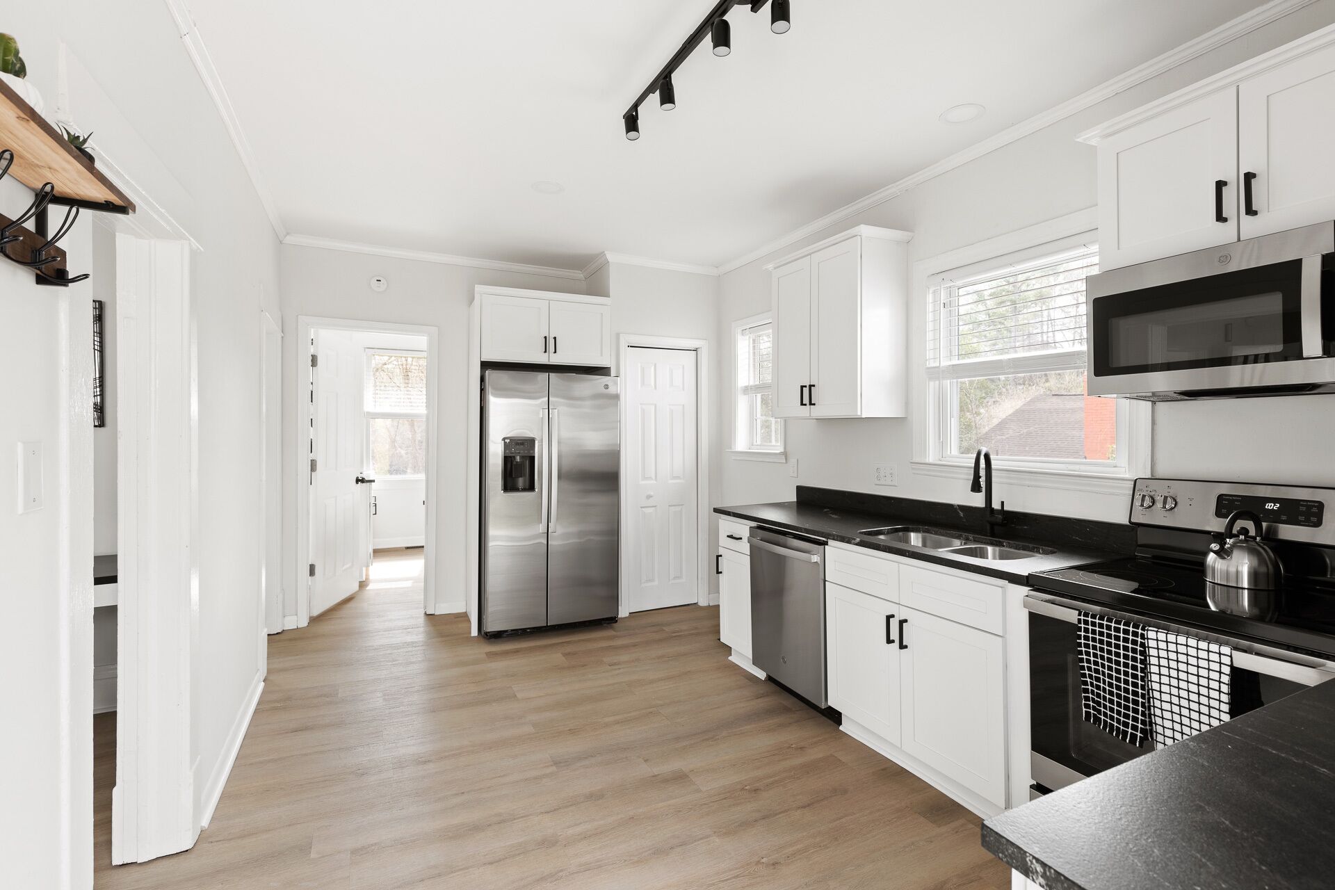 Kühlschrank, Mikrowelle, Ofen, Herdplatte