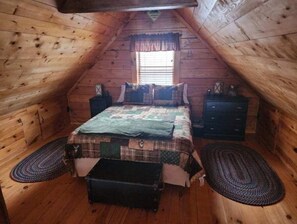 2 bedrooms, free WiFi, bed sheets - Escape to a Cozy Cabin Loft: Secluded and Serene (Redfield)