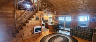 Escape to a Cozy Cabin Loft: Secluded and Serene