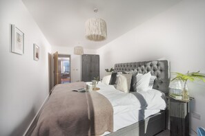 3 soverom, skrivebord, strykejern/-brett og internettilgang