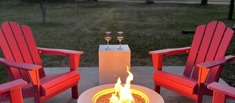 Dolly Parton! Pink! Trolley Route! Fire Pit! Girls Night! Murals! Hottub!