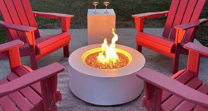 Dolly Parton! Pink! Trolley Route! Fire Pit! Girls Night! Murals! Hottub!