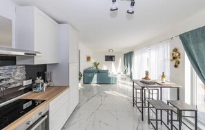 Frigorífico, horno, placa de cocina y lavavajillas