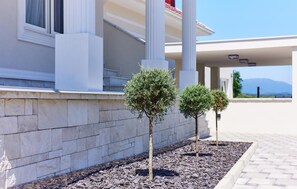 Property grounds - 6 bedroom stunning home in Podgrade (Podgrade)