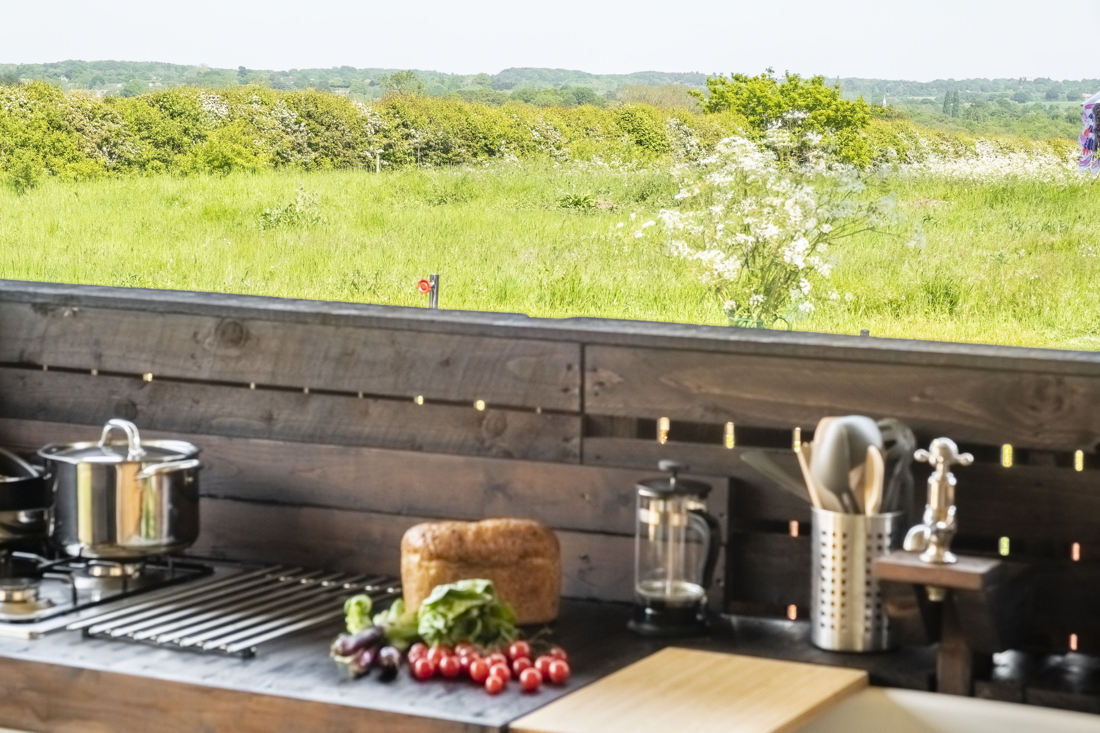 Plaque de cuisson, batterie de cuisine, vaisselle et ustensiles