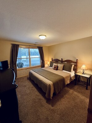 2 bedrooms, WiFi, bed sheets - Private, Beautiful Lake Front Home in Prime Location  (Wetmore)