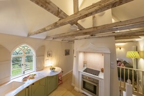 Fridge, microwave, oven, stovetop - A fairy-tale luxurious cottage - The Tea Caddy (Colchester)