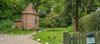 A fairy-tale luxurious cottage - The Tea Caddy