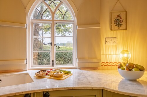 A fairy-tale luxurious cottage - The Tea Caddy