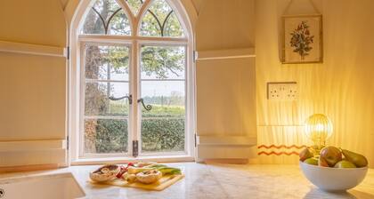 A fairy-tale luxurious cottage - The Tea Caddy