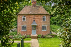 Exterior - A fairy-tale luxurious cottage - The Tea Caddy (Colchester)