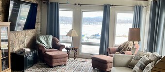 American House 1854- Pocket City Penthouse, 2 Bedrooms, Full Kitchen & Dining