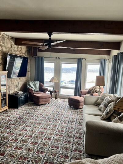 American House 1854- Pocket City Penthouse, 2 Bedrooms, Full Kitchen & Dining