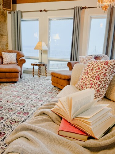 American House 1854- Pocket City Penthouse, 2 Bedrooms, Full Kitchen & Dining