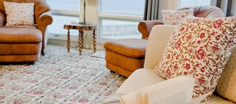 American House 1854- Pocket City Penthouse, 2 Bedrooms, Full Kitchen & Dining
