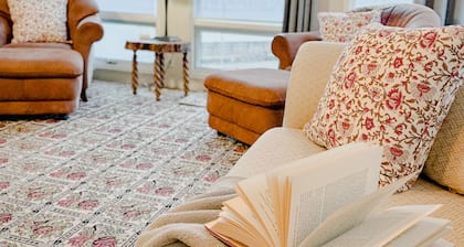 American House 1854- Pocket City Penthouse, 2 Bedrooms, Full Kitchen & Dining
