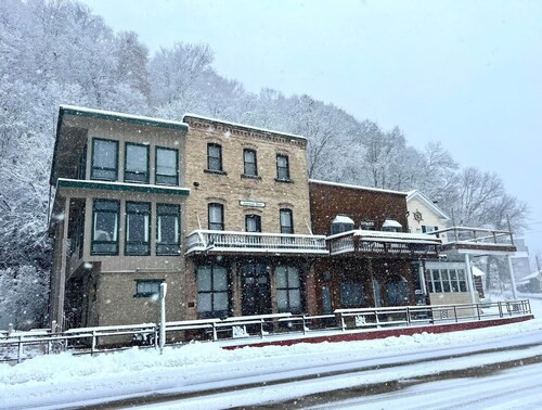 American House 1854- Pocket City Penthouse, 2 Bedrooms, Full Kitchen & Dining