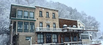 American House 1854- Pocket City Penthouse, 2 Bedrooms, Full Kitchen & Dining