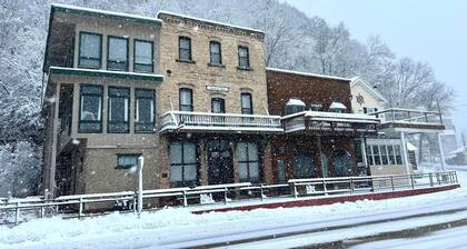 American House 1854- Pocket City Penthouse, 2 Bedrooms, Full Kitchen & Dining