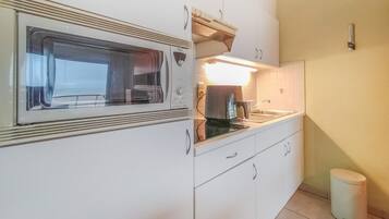 Fridge, stovetop, coffee/tea maker