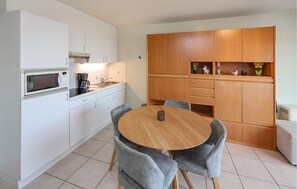 Fridge, stovetop, coffee/tea maker