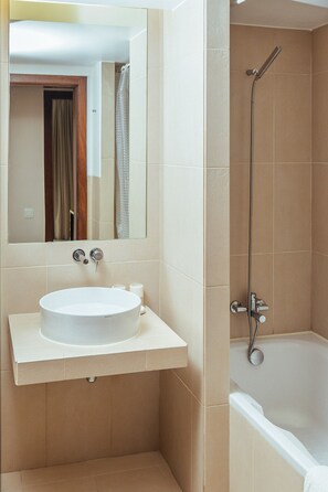 Secador de pelo, bidet, toallas